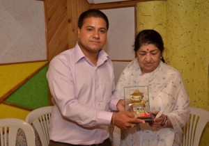 भारतीय चलचित्र र गीतमा संगित दिँदै नेपाली ठिटो