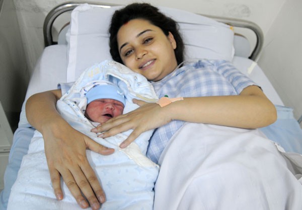 नायिका संचिता लुईटेल र नायक निखिल उप्रेतीलाई पुत्रलाभ