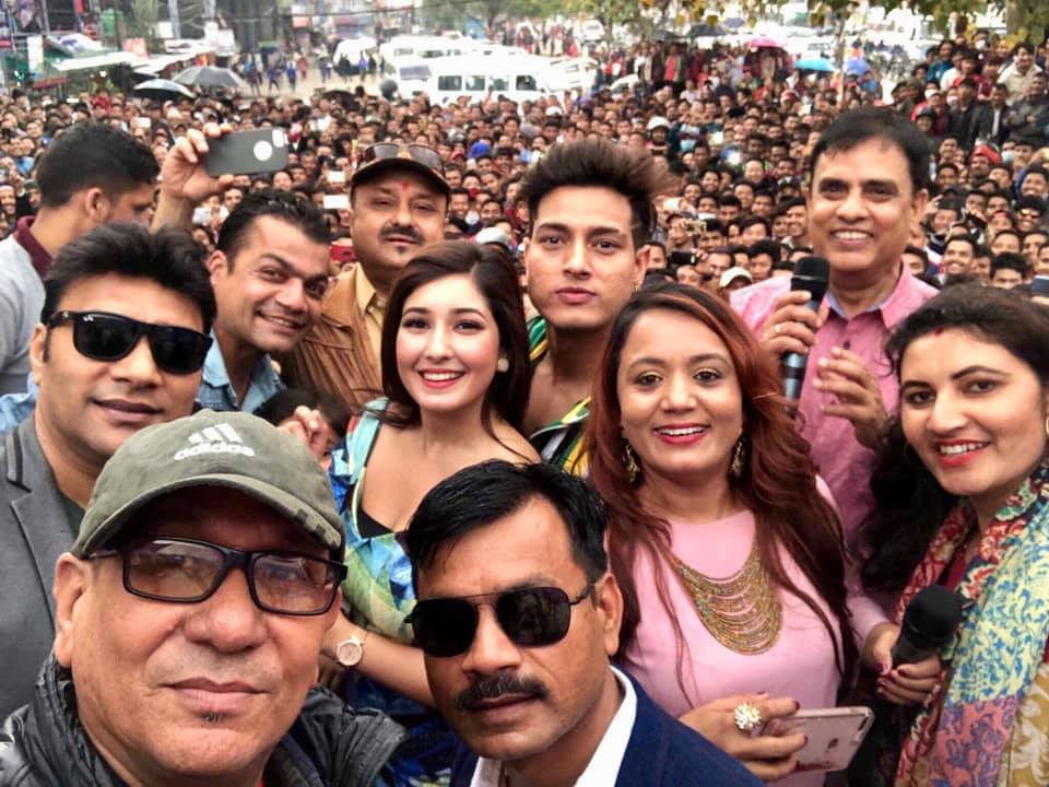चलचित्र ' दाल भात तरकारी ' का टिमले तताए दर्शक, दर्शकको देखियो यस्तो क्रेज