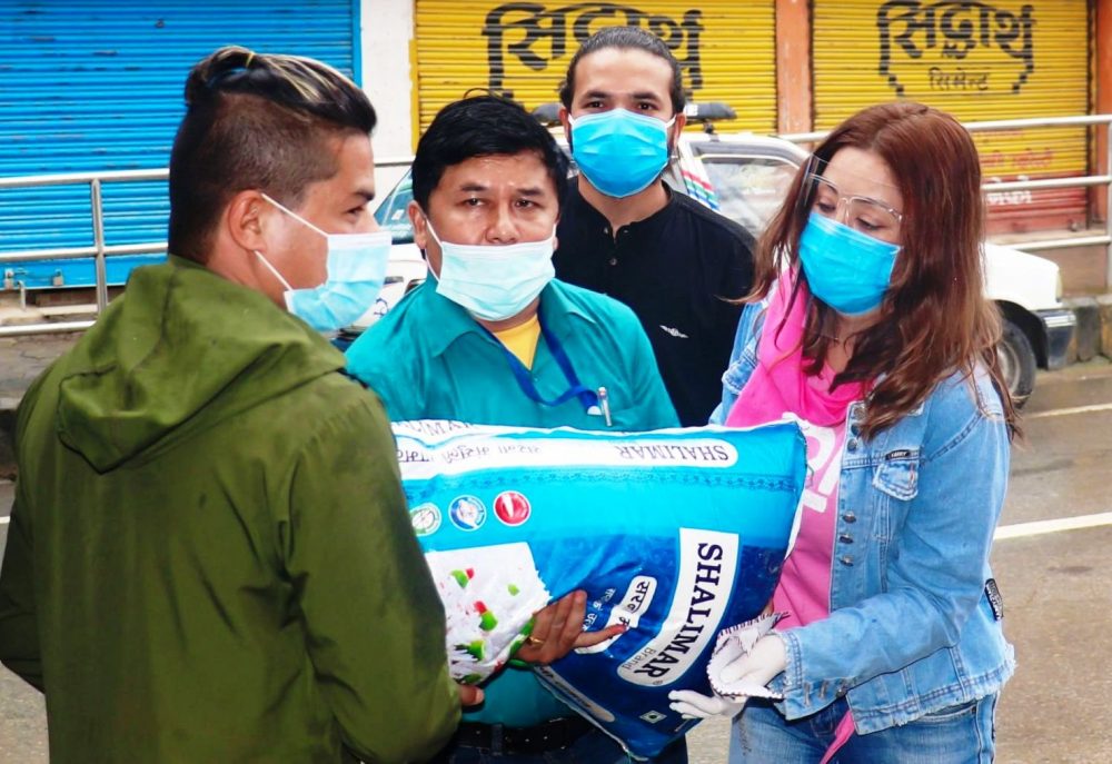 नायिका करिश्मा मानन्धरले बाँडिन् ३० जना प्राविधिकको परिवारलाई राहत