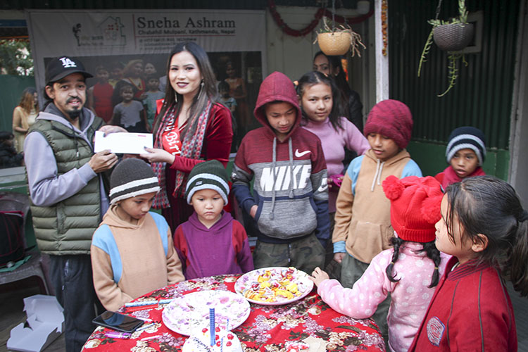 प्रणय दिवसमा अनाथ बालबालिकालाई मिसेस नेपाल उर्मिलाको सहयोग
